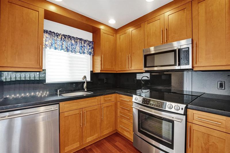 Image 8 of 36 For 818 4th St  202