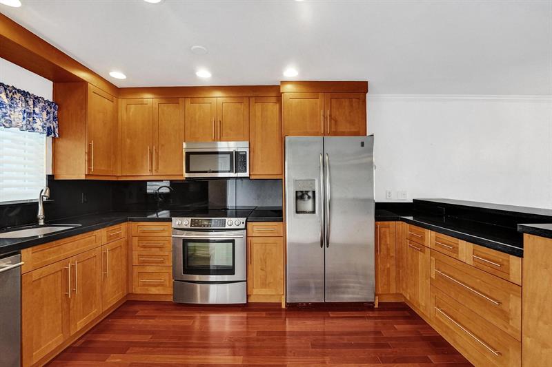 Image 9 of 36 For 818 4th St  202