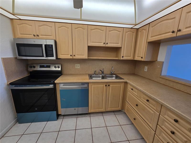 Image 4 of 31 For 6890 Royal Palm Blvd  211h