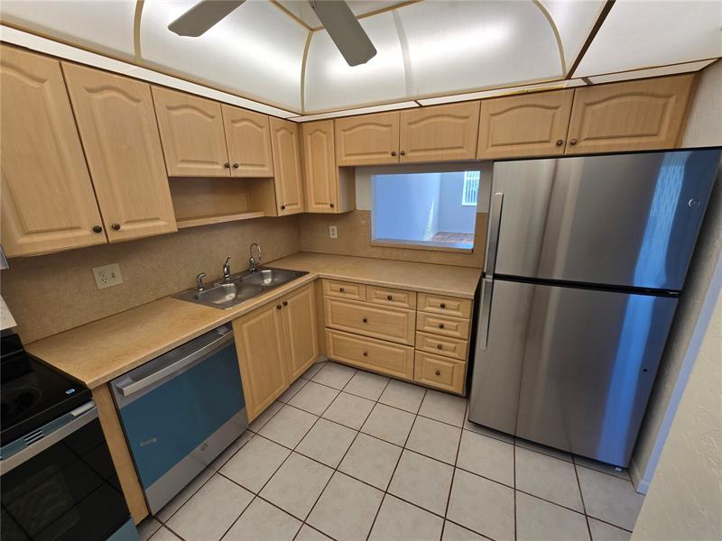 Image 5 of 31 For 6890 Royal Palm Blvd  211h