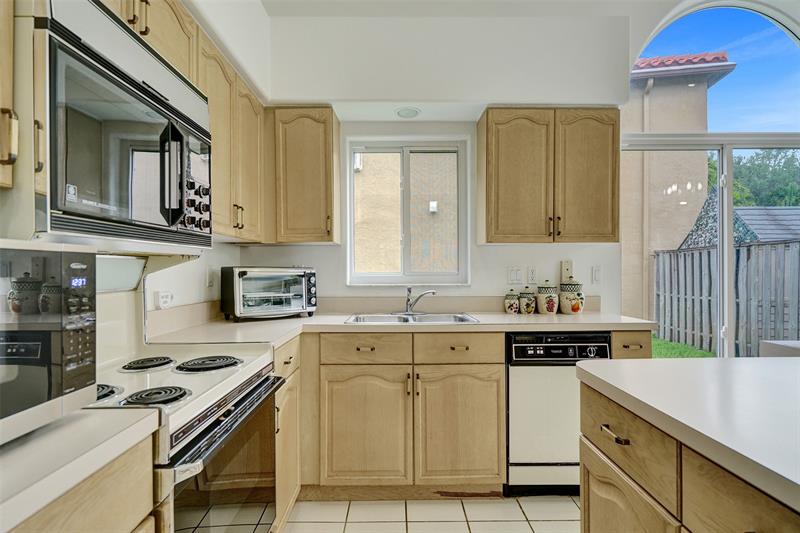 Image 16 of 78 For 10433 Santiago St
