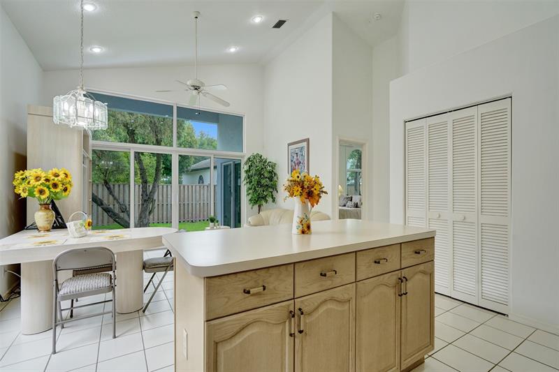 Image 18 of 78 For 10433 Santiago St