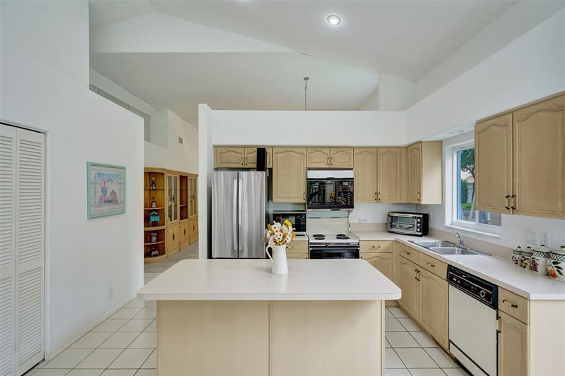 Image 21 of 78 For 10433 Santiago St
