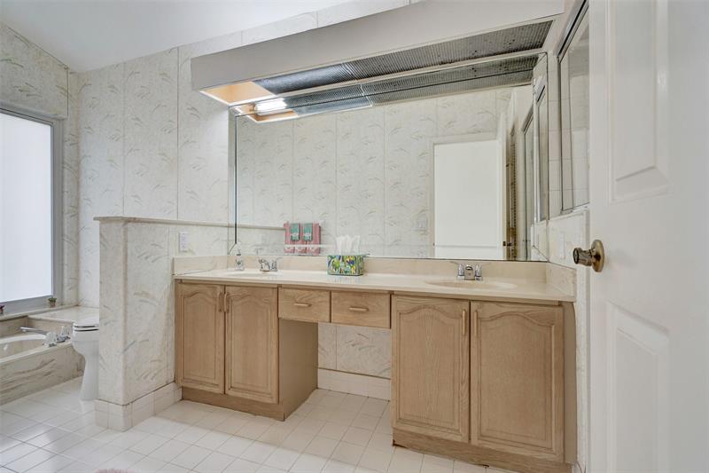 Image 29 of 78 For 10433 Santiago St