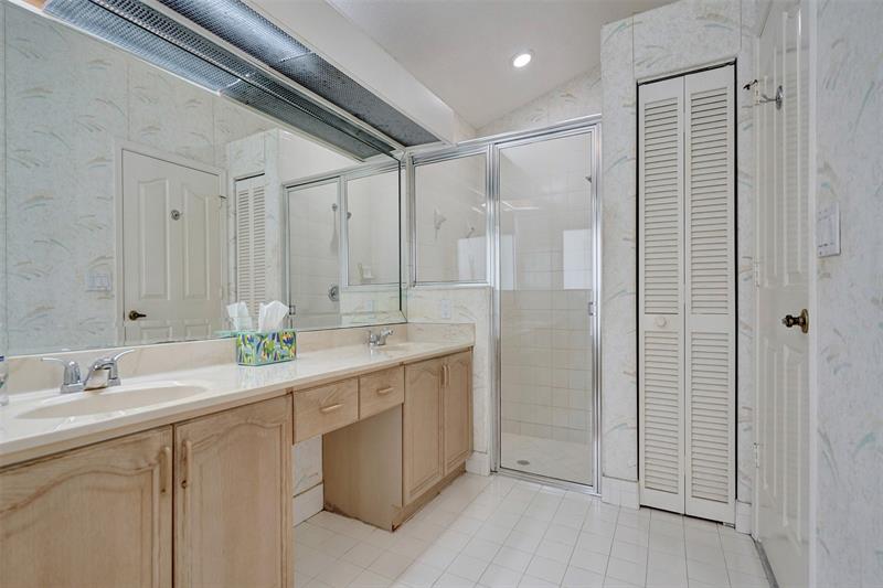 Image 33 of 78 For 10433 Santiago St