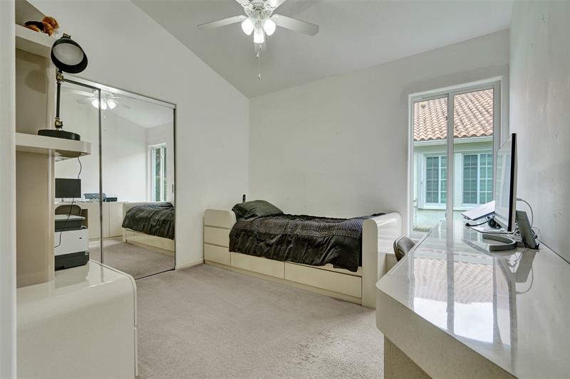 Image 39 of 78 For 10433 Santiago St