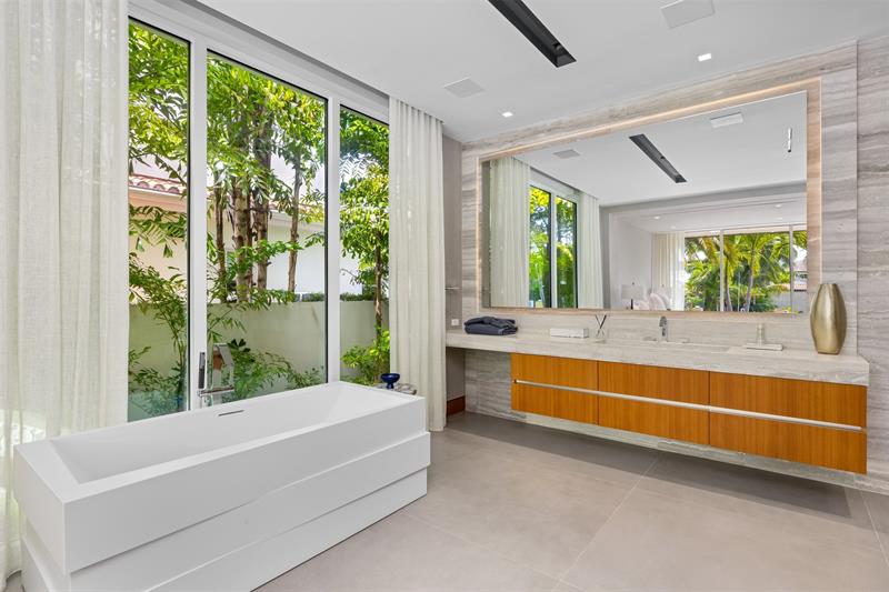 Image 33 of 99 For 650 Royal Plaza Dr
