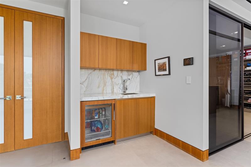 Image 37 of 99 For 650 Royal Plaza Dr