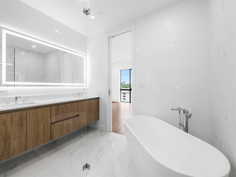 Image 18 of 53 For 808 2nd Street  808