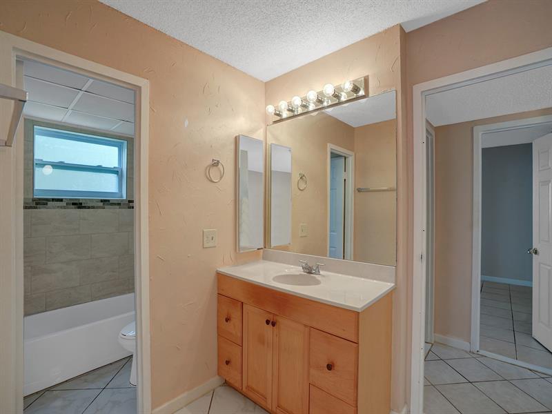 Image 10 of 25 For 3000 Riverside Dr  202
