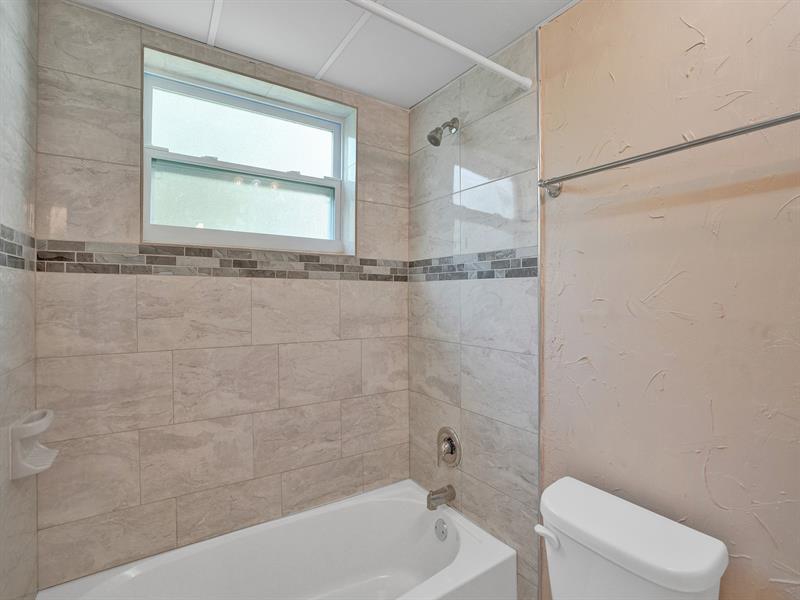 Image 11 of 25 For 3000 Riverside Dr  202