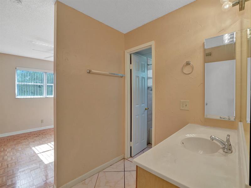 Image 12 of 25 For 3000 Riverside Dr  202