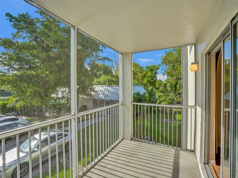 Image 4 of 25 For 3000 Riverside Dr  202