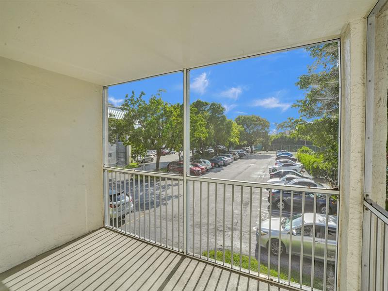 Image 5 of 25 For 3000 Riverside Dr  202