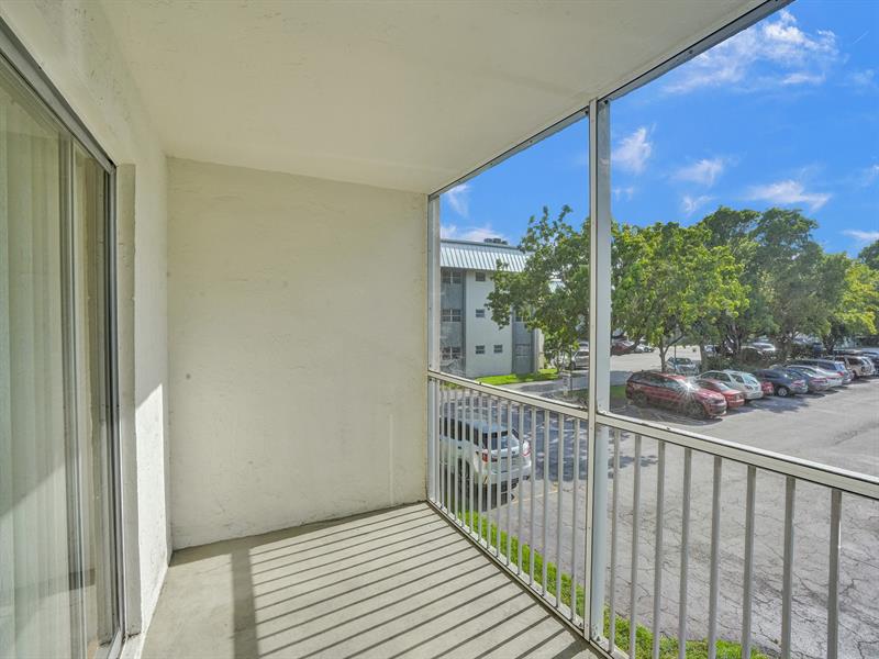 Image 6 of 25 For 3000 Riverside Dr  202