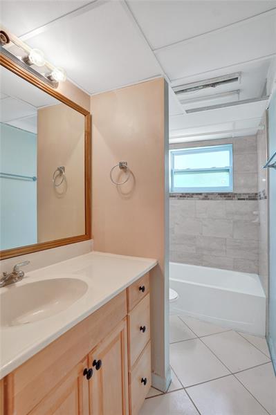Image 7 of 25 For 3000 Riverside Dr  202