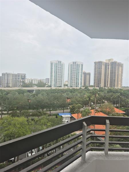 Image 13 of 19 For 3600 Mystic Pointe Dr  811