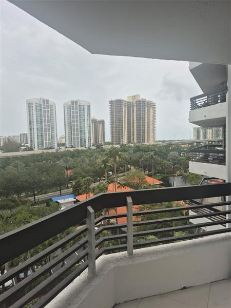 Image 15 of 19 For 3600 Mystic Pointe Dr  811