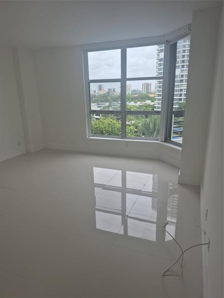 Image 5 of 19 For 3600 Mystic Pointe Dr  811