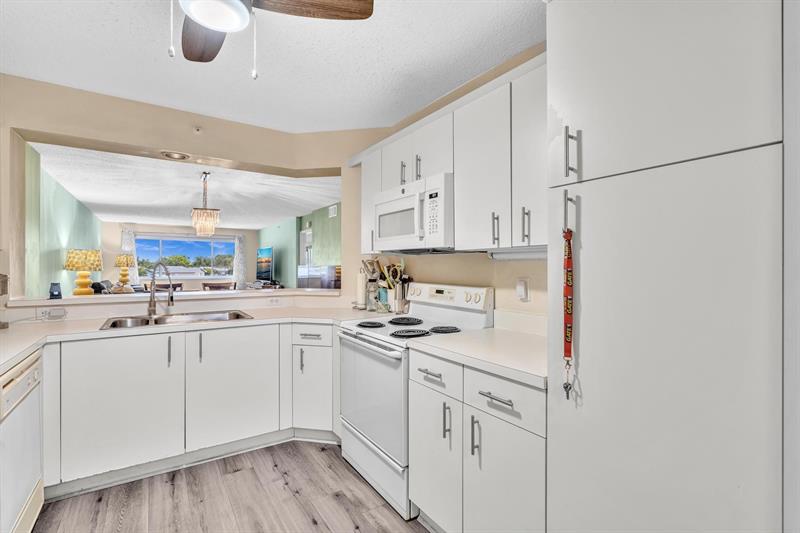 Image 10 of 66 For 9587 Weldon Cir  B211