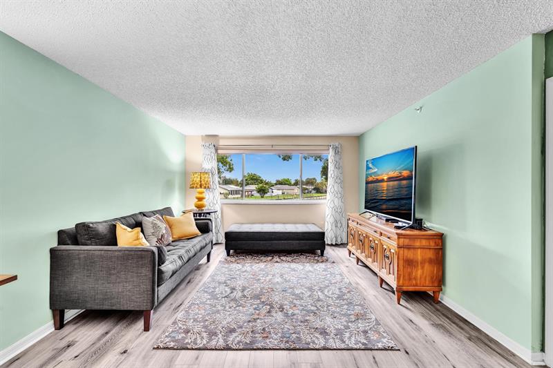 Image 18 of 66 For 9587 Weldon Cir  B211