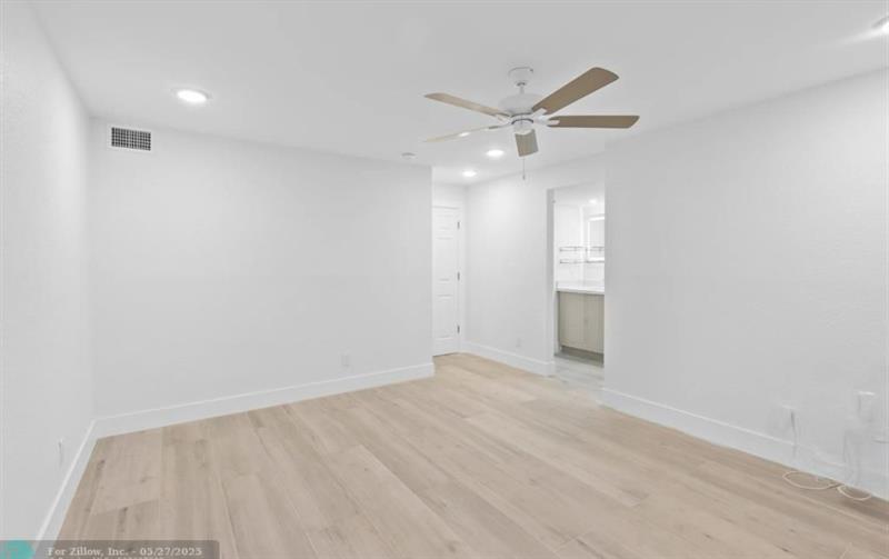 Image 14 of 18 For 6085 Sabal Palm Blvd  109