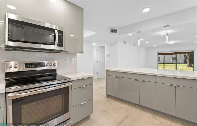 Image 3 of 18 For 6085 Sabal Palm Blvd  109