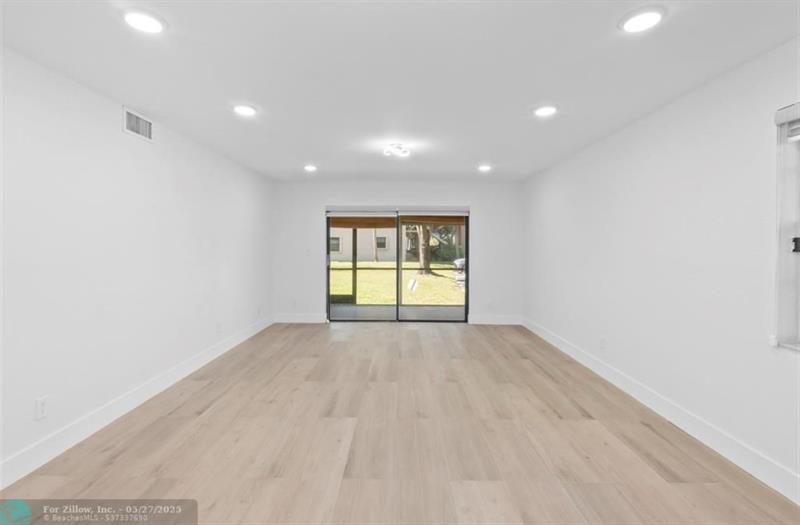Image 5 of 18 For 6085 Sabal Palm Blvd  109