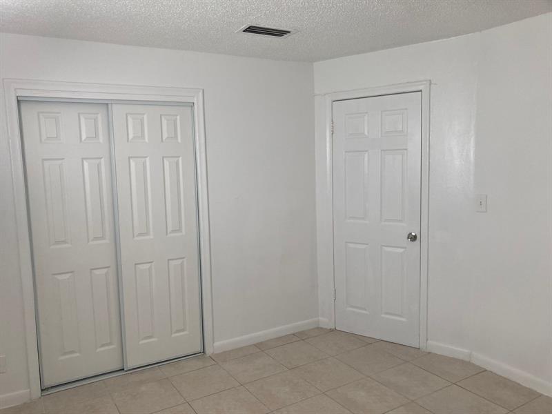 Image 4 of 9 For 3600 Riverside Dr  B