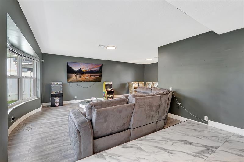 Image 7 of 23 For 4709 Washington St