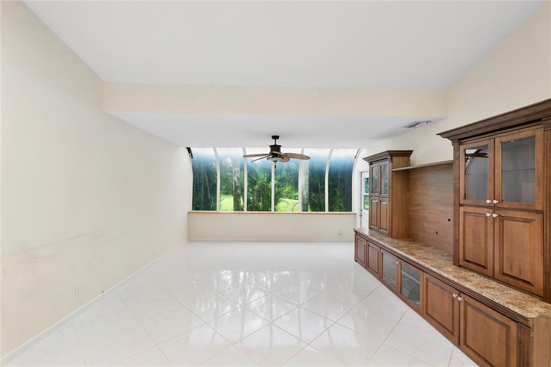 Image 11 of 32 For 22665 Meridiana Dr
