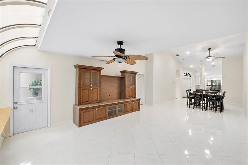 Image 12 of 32 For 22665 Meridiana Dr