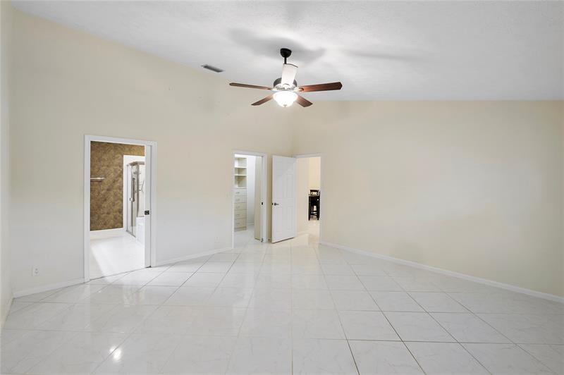 Image 15 of 32 For 22665 Meridiana Dr
