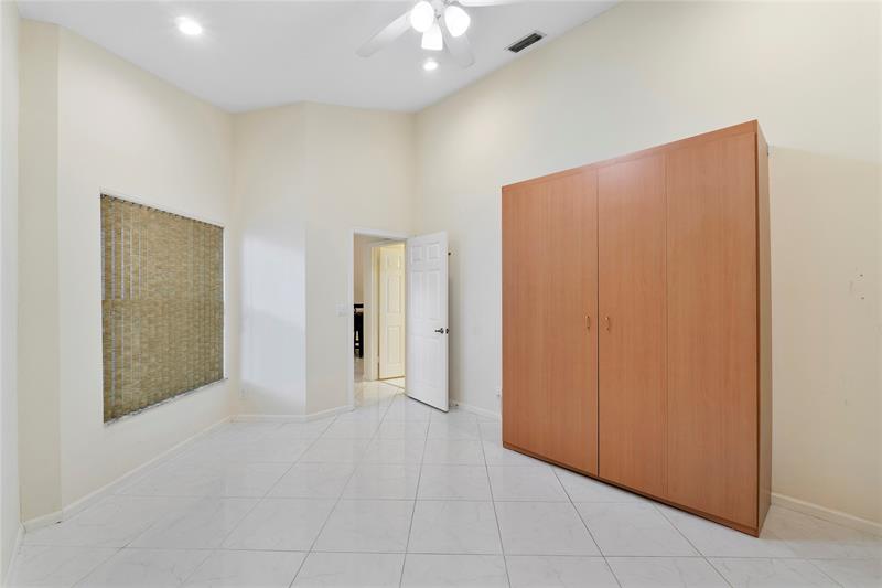 Image 21 of 32 For 22665 Meridiana Dr