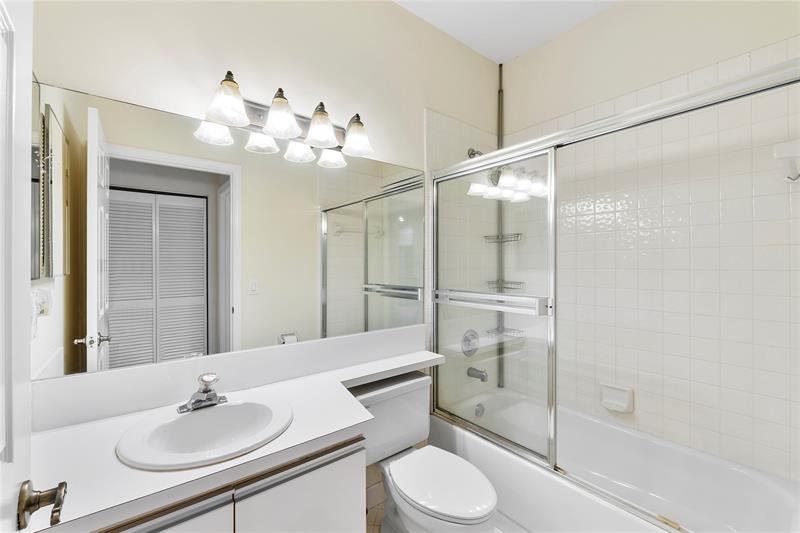 Image 23 of 32 For 22665 Meridiana Dr