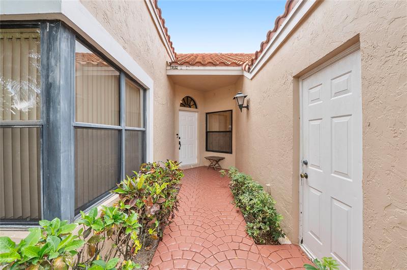 Image 4 of 32 For 22665 Meridiana Dr