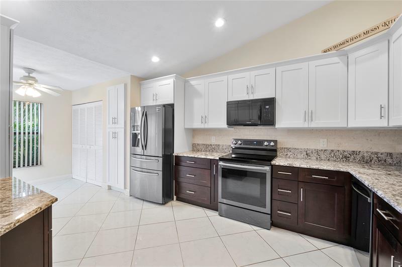Image 6 of 32 For 22665 Meridiana Dr