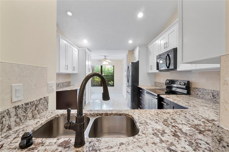 Image 7 of 32 For 22665 Meridiana Dr