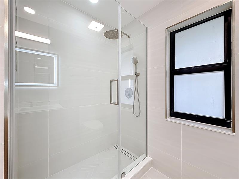 Image 38 of 66 For 5100 Pineview Cir