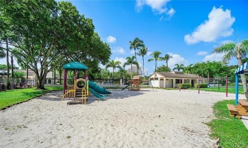 Image 27 of 39 For 2767 Carambola Cir  203
