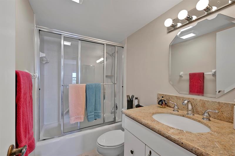 Image 14 of 29 For 400 Riverside Dr  404