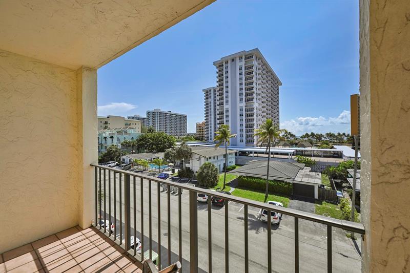 Image 21 of 29 For 400 Riverside Dr  404