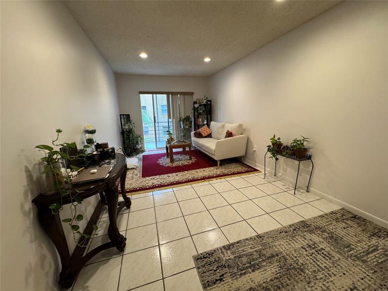 Image 3 of 19 For 4111 Stirling Rd  304