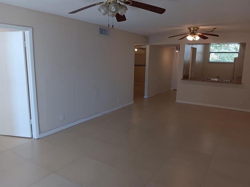 Image 10 of 30 For 109 Lake Emerald Dr  204