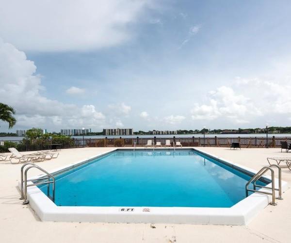 Image 14 of 30 For 109 Lake Emerald Dr  204