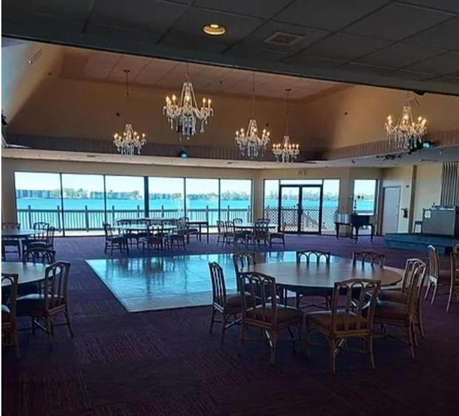 Image 15 of 30 For 109 Lake Emerald Dr  204