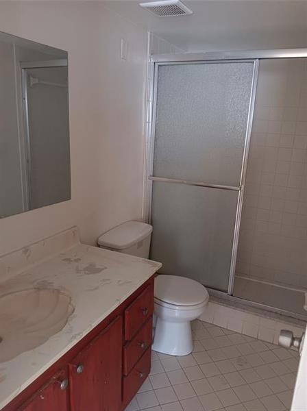 Image 9 of 30 For 109 Lake Emerald Dr  204