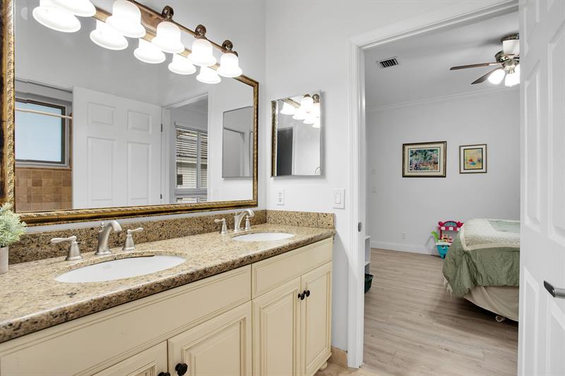 Image 26 of 53 For 2615 Oakbrook Ct