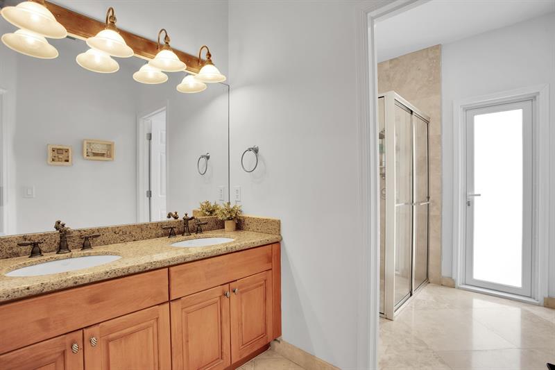 Image 31 of 53 For 2615 Oakbrook Ct