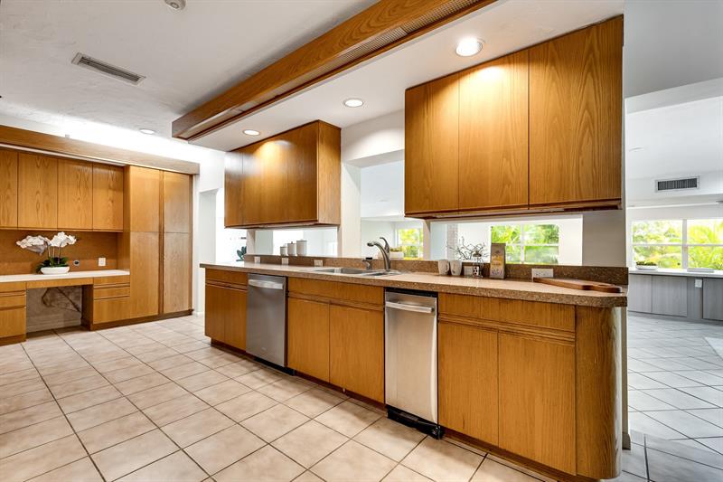 Image 10 of 44 For 9881 103rd St